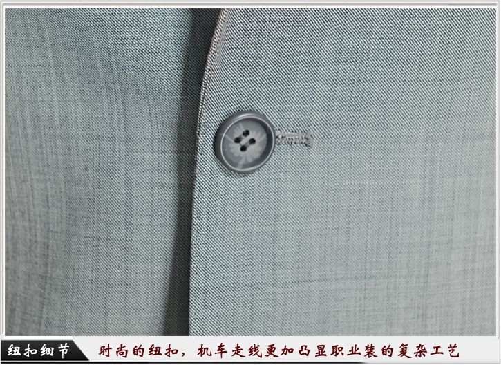 灰色平駁頭一?？勐殬I(yè)裝定制-紐扣細(xì)節(jié)展示，經(jīng)典的平駁頭衣領(lǐng)