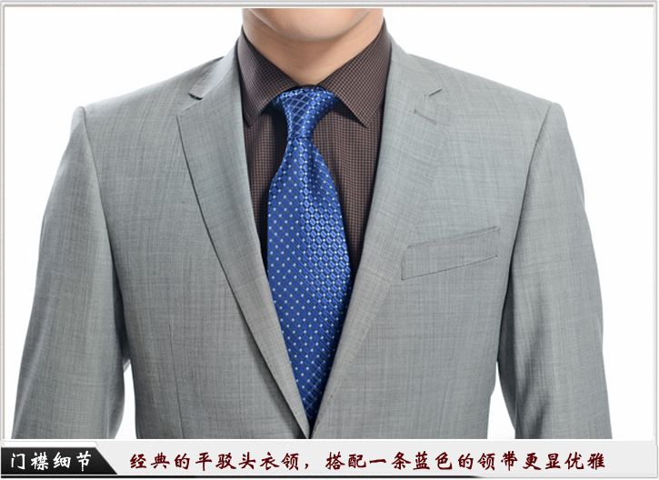 灰色平駁頭一?？勐殬I(yè)裝定制-門(mén)襟細(xì)節(jié)展示，經(jīng)典的平駁頭衣領(lǐng)